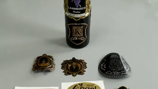 Металлическая этикетка с логотипом вина. Наклейка на бутылку пива.